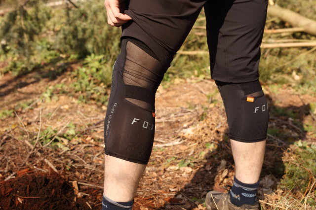 2022 fox enduro pro knee guard rear.jpg