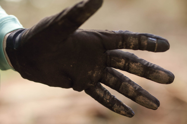2022 gore trailkpr glove mech.jpg