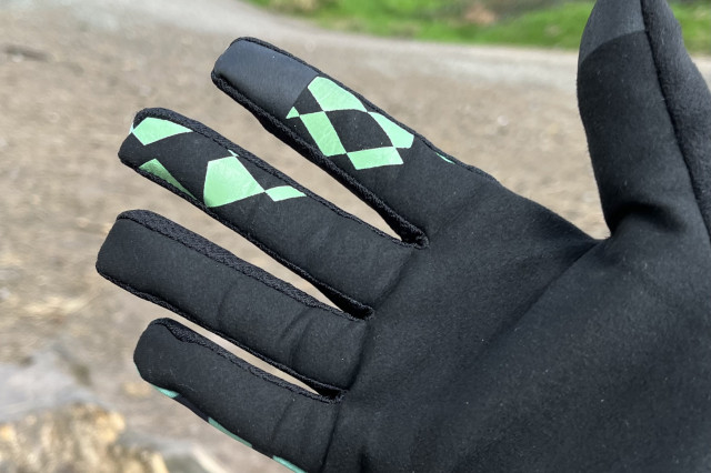 2022 kali protectives laguna glove finger.jpg