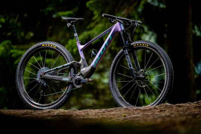 2022 kate courtney scott spark rc hero.jpg