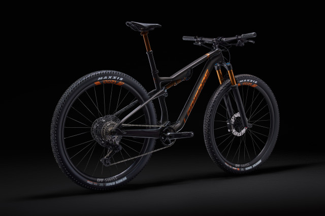 2022 lapierre XR75th_coté hero 3q rear.jpg