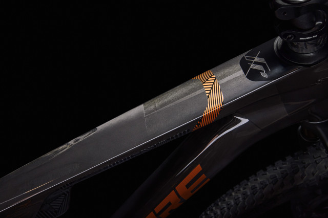 2022 lapierre XR75th_coté hero top tube.jpg