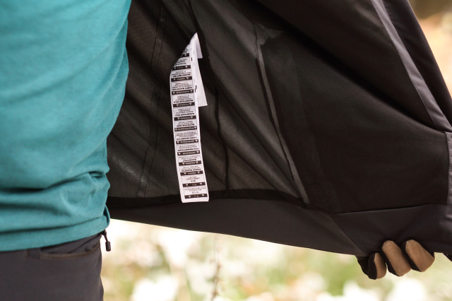 2022 leatt trail jacket mtb 3.0 interior.jpg