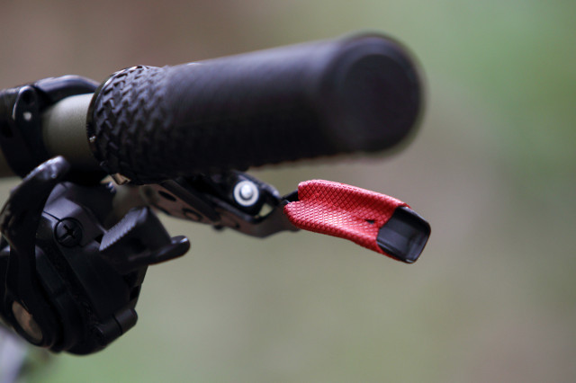 2022 lizard skins dsp lever grip rear.jpg