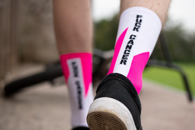2022 morvelo fuck cancer cycling mountain bike socks 002.jpg