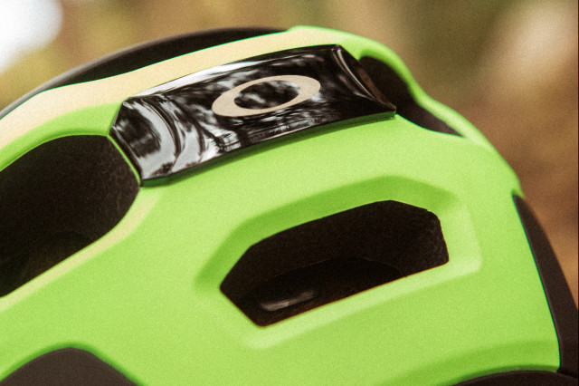2022 oakley drt3 helmet rear.jpg