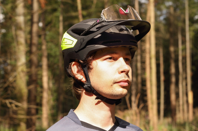 2022 oakley drt3 mips wearing.jpg