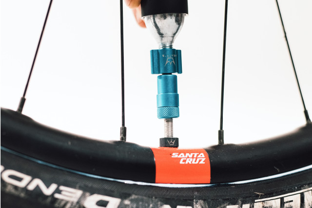 2022 peatys holeshot tubeless inflator stdio.jpg