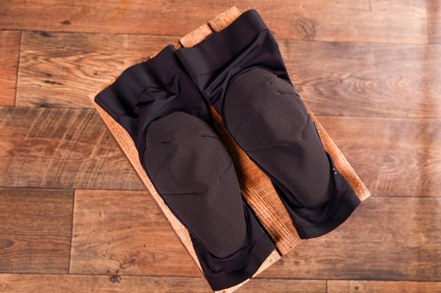 2022 rapha knee pads 5ct.jpg