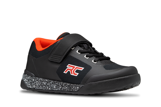 2022 ride concepts Traverse-clip-women-blackred-side-angle-right-3500x2335.png