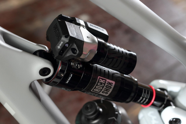 2022 rockshox flight attendant YT shock 1.jpg
