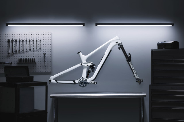 2022 rockshox flight attendant up frame.jpg