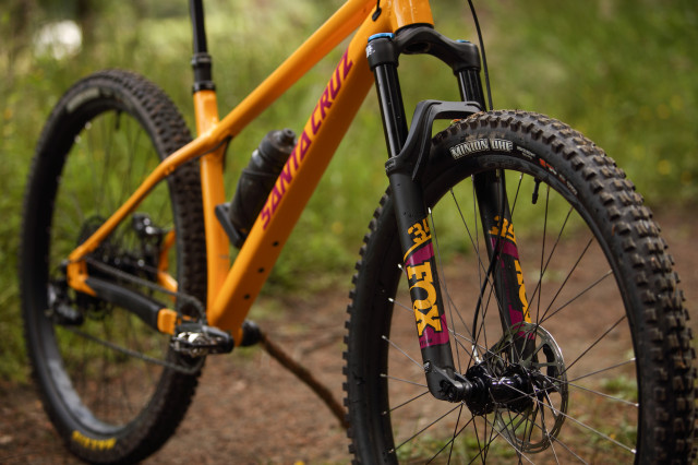 2022 santa cruz chameleon r 29 al fork.jpg