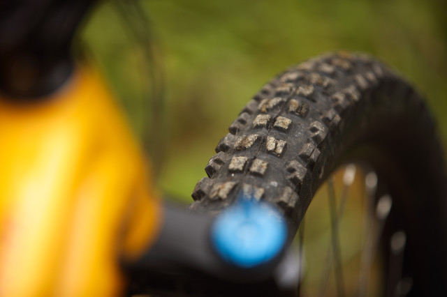 2022 santa cruz chameleon r 29 al front tyre.jpg