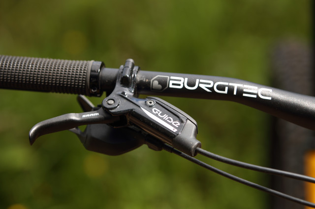 2022 santa cruz chameleon r 29 al lever.jpg