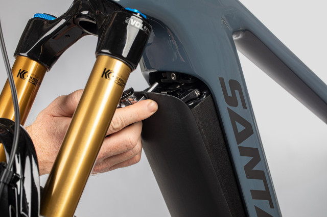 2022 santa cruz heckler battery cover.jpg