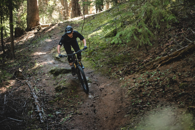 2022 scott genius 900 ultimate riding 1.jpg