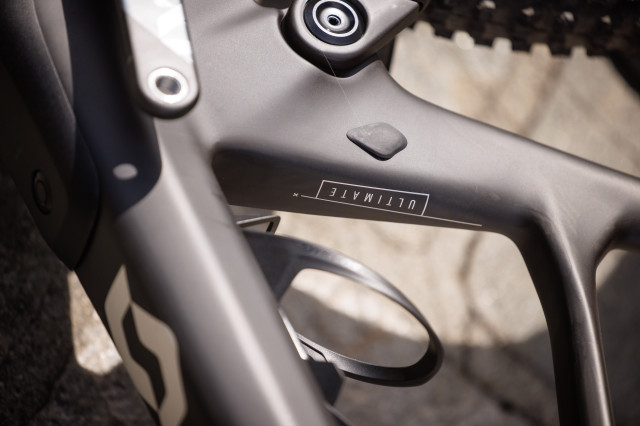 2022 scott genius 900 ultimate shock bolt cover.jpg