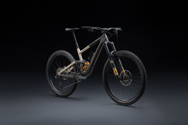 2022 specialized enduro LTD Ohlins 3q.jpg