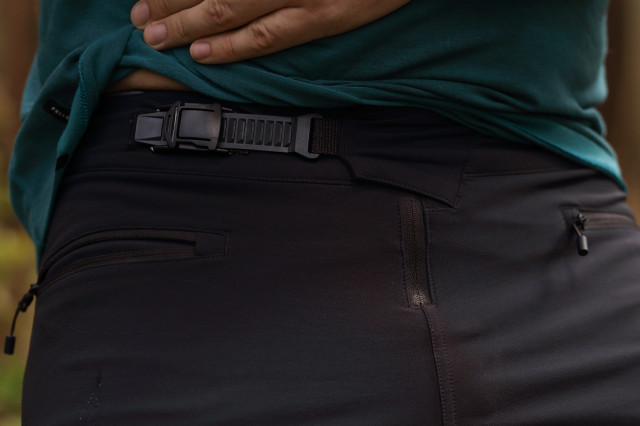 2022 specialized trail pants closure.jpg