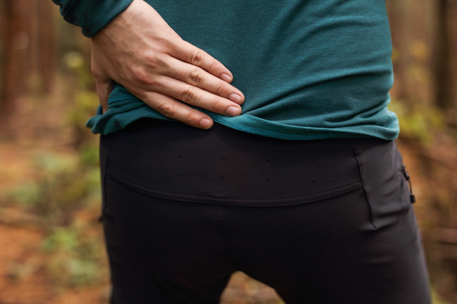 2022 specialized trail pants rear perf.jpg
