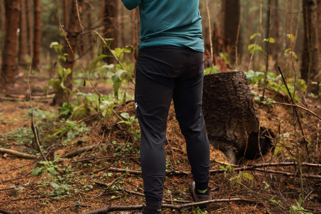 2022 specialized trail pants rear.jpg