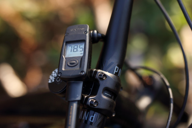 2022 topeak pocketshock digital display.jpg