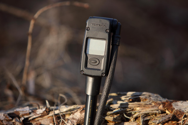 2022 topeak pocketshock digital screen.jpg