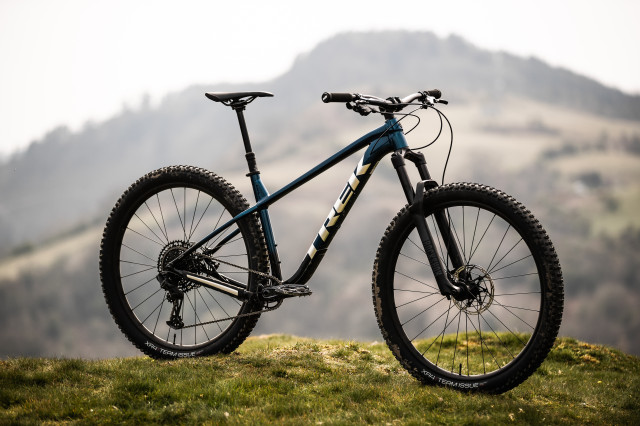 2022 trek roscoe 8 hero.jpg
