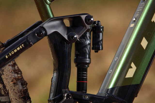 2022 vitus e-sommet vrx shock.jpg