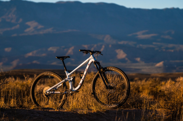 2022 vitus mythique vrs hero.jpg