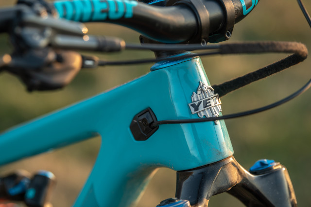 2022 yeti sb160 head tube.jpg