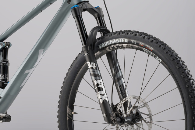 2022 yt industries Izzo_29_Core2_Ice_Grey_Fork.jpg