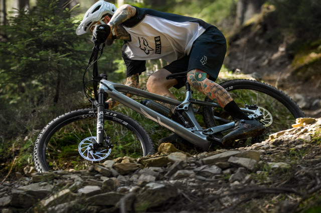 2022 yt industries Izzo_Core_2 action 1.jpg