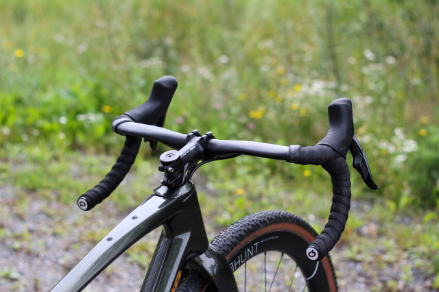 2023 Argon 18 Dark Matter gravel bike-cockpit