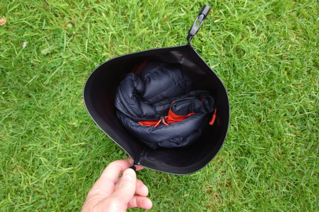 2023 Brae Cycling Cairn Handlebar Bag opening.jpeg