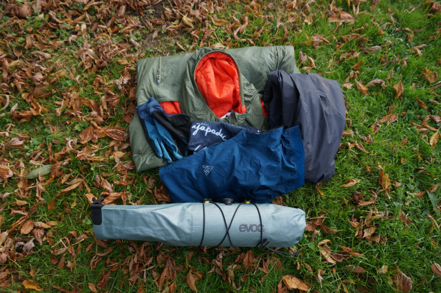 2023 Evoc Handlebar pack WP 2.5 Contents.jpg