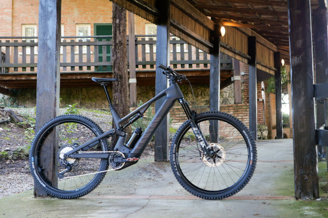 2023 canyon neuronON CF 8 hero.jpg