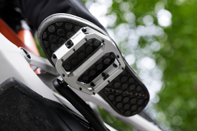 2023 canyon performance mtb flat pedals hero 2.jpg