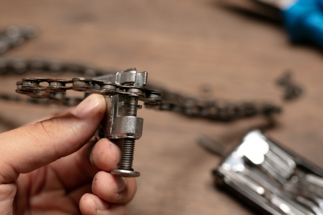 2023 chain pushing pin in.jpg