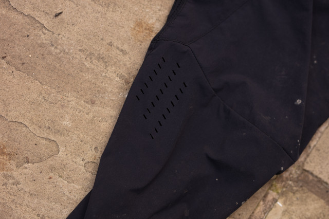 2023 endura mt500 burner lite pant knee perf.jpg