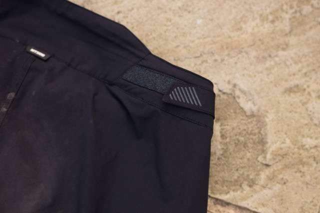 2023 endura mt500 burner lite pant waist adj.jpg