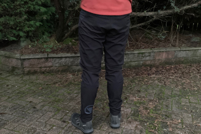 2023 endura mt500 freezing point trouser rear.jpg