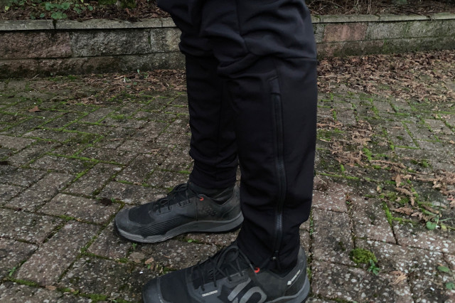 2023 endura mt500 freezing point trouser zip 2.JPG