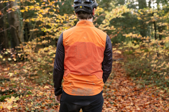 2023 endura mt500 spray gilet back.jpg