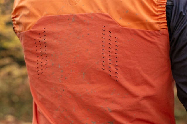 2023 endura mt500 spray gilet perf.jpg