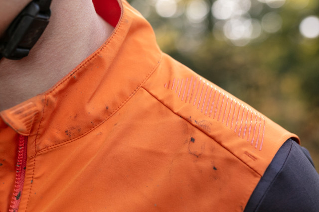 2023 endura mt500 spray gilet shoulder.jpg
