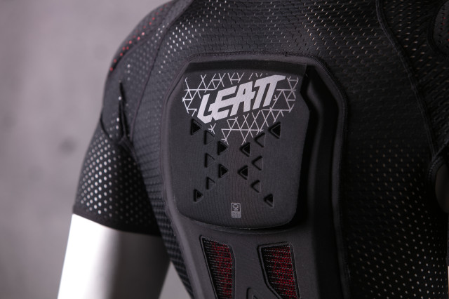 2023 leatt body tee airflex stealth back close 1.jpg