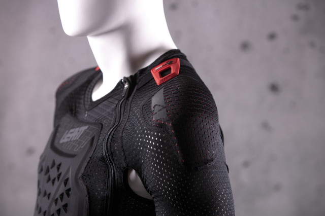 2023 leatt body tee airflex stealth shoulder.jpg