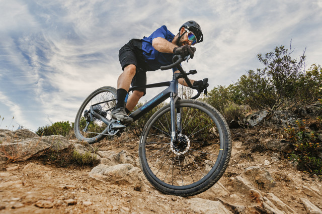 2023 mondraker dusty riding 1.jpg